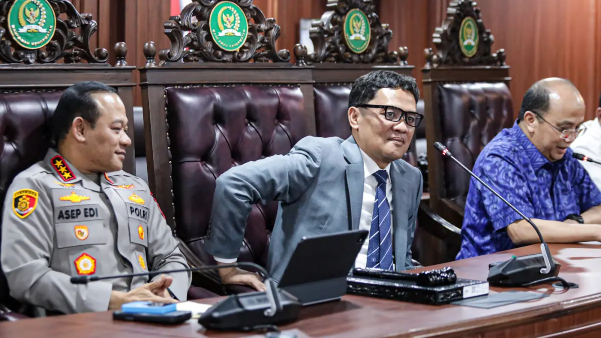(kiri-kanan) Kapolda Metro Jaya Komjen Pol. Asep Edi Suheri bersama Ketua Komisi III DPR RI, Habiburokhman dan Direktur Utama Bank Mandiri Riduan memberikan keterangan pers di Kompleks Parlemen, Senayan, Jakarta, Rabu (26/8/2026).(Salman Toyibi/Jawa Pos)