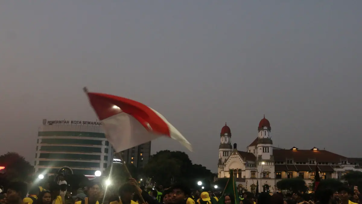 Mahasiswa mengibarkan Bendera di depan Monumen Tugu Muda, Semarang, Jawa Tengah, Rabu (26/8/2026)