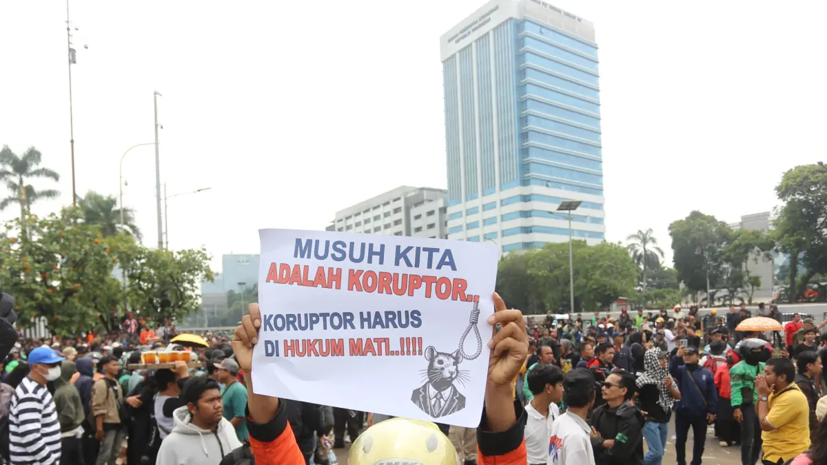 Massa yang tergabung dari banyak aliansi berunjuk rasa di depan Gedung MPR/DPR/DPD di Jakarta, Kamis (27/8/2026). (Dery Ridwansah/ JawaPos.com