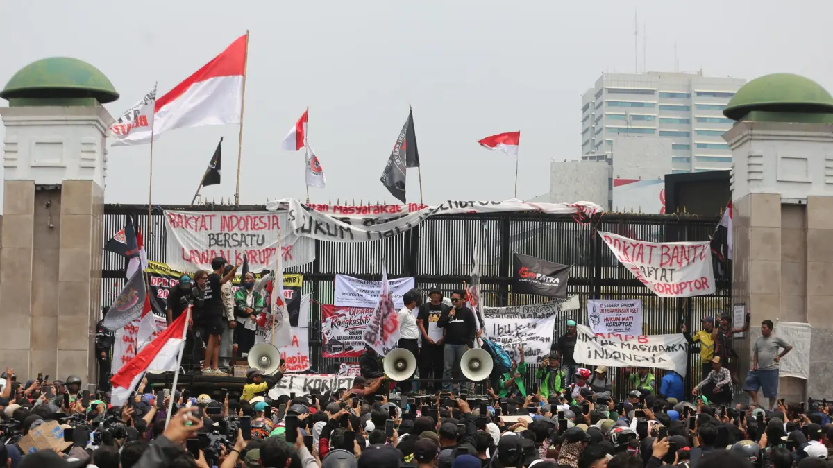 Unjuk Rasa di Depan Gedung DPR - Image