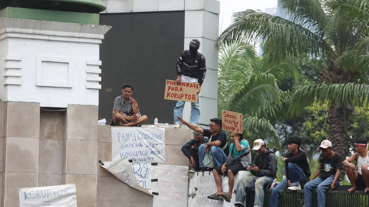 Massa yang tergabung dari banyak aliansi berunjuk rasa di depan Gedung MPR/DPR/DPD di Jakarta, Kamis (27/8/2026). (Dery Ridwansah/ JawaPos.com