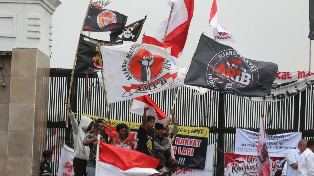 Massa yang tergabung dari banyak aliansi berunjuk rasa di depan Gedung MPR/DPR/DPD di Jakarta, Kamis (27/8/2026). (Dery Ridwansah/ JawaPos.com