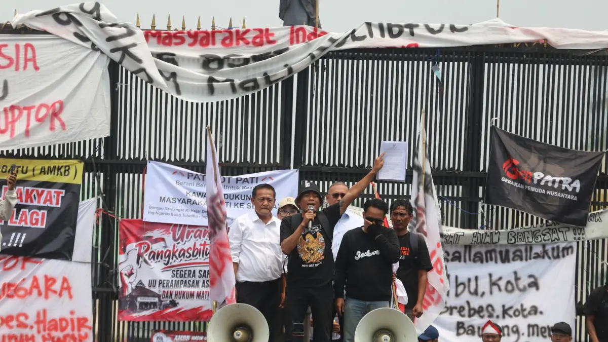 Massa yang tergabung dari banyak aliansi berunjuk rasa di depan Gedung MPR/DPR/DPD di Jakarta, Kamis (27/8/2026). (Dery Ridwansah/ JawaPos.com
