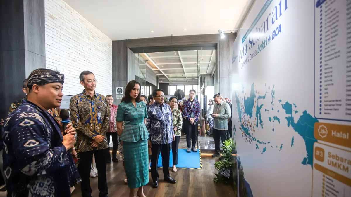 Menteri Pariwisata RI, Widiyanti Putri Wardhana (tengah) bersama Presiden Direktur BCA, Hendra Lembong (dua kiri) melihat display profil desa di Desa Bakti BCA Community Forum di Jakarta, Rabu (26/08/2026). (Hanung Hambara/Jawa Pos)