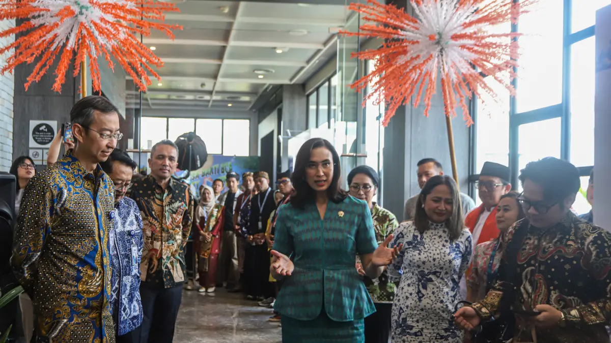 Menteri Pariwisata RI, Widiyanti Putri Wardhana (tengah) bersama Presiden Direktur BCA, Hendra Lembong (kiri) melihat display profil desa di Desa Bakti BCA Community Forum di Jakarta, Rabu (26/08/2026). (Hanung Hambara/Jawa Pos)