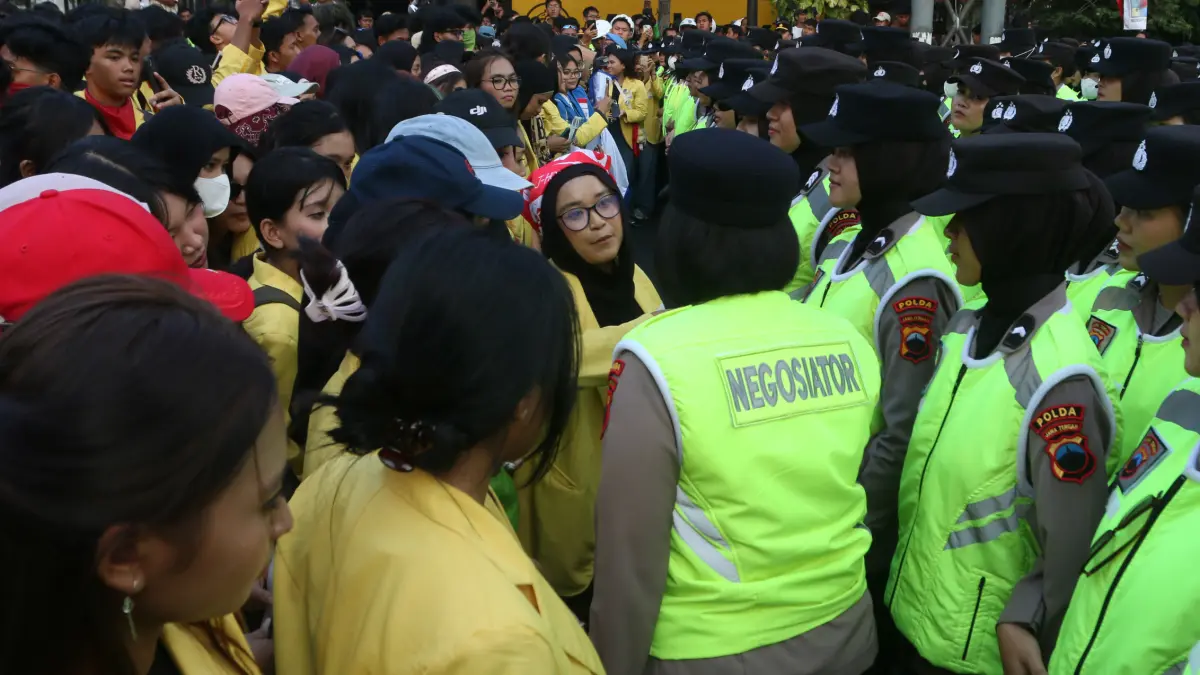 Personel kepolisian berdialog dengan mahasiswa saat aksi unjuk rasa di Jalan Pemuda,Kota Semarang, Jawa Tengah, Rabu (26/8/2026)