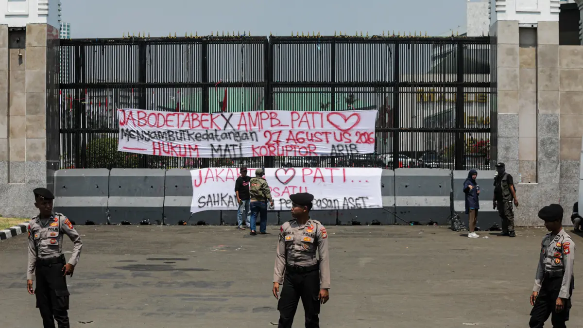 Polisi berjaga di depan Kompleks Parlemen, Senayan, Jakarta, Rabu (26/8/2026). (Salman Toyibi/Jawa Pos)