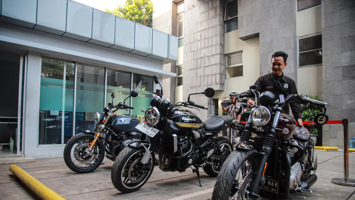 Sejumlah jurnalis dan petugas melihat tiga buah motor sitaan KPK dari penindakan kasus suap pejabat Bea Cukai dengan PT. Blu-ray Cargo di Kantor KPK, Jakarta, Rabu (26/08/2026). (Hanung Hambara/Jawa Pos)