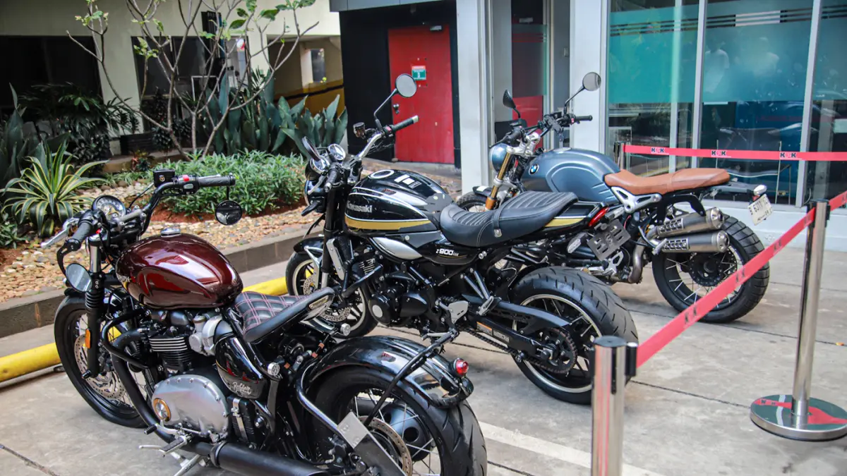 Sejumlah jurnalis dan petugas melihat tiga buah motor sitaan KPK dari penindakan kasus suap pejabat Bea Cukai dengan PT. Blu-ray Cargo di Kantor KPK, Jakarta, Rabu (26/08/2026). (Hanung Hambara/Jawa Pos)