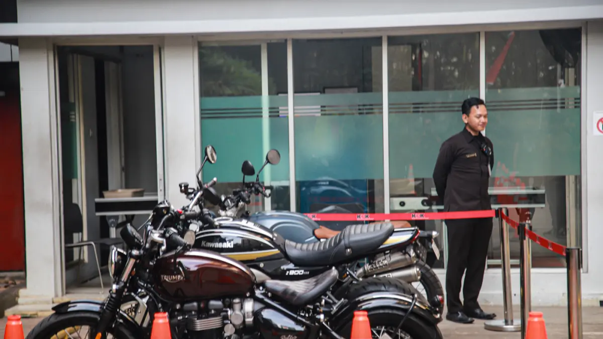 Sejumlah jurnalis dan petugas melihat tiga buah motor sitaan KPK dari penindakan kasus suap pejabat Bea Cukai dengan PT. Blu-ray Cargo di Kantor KPK, Jakarta, Rabu (26/08/2026). (Hanung Hambara/Jawa Pos)