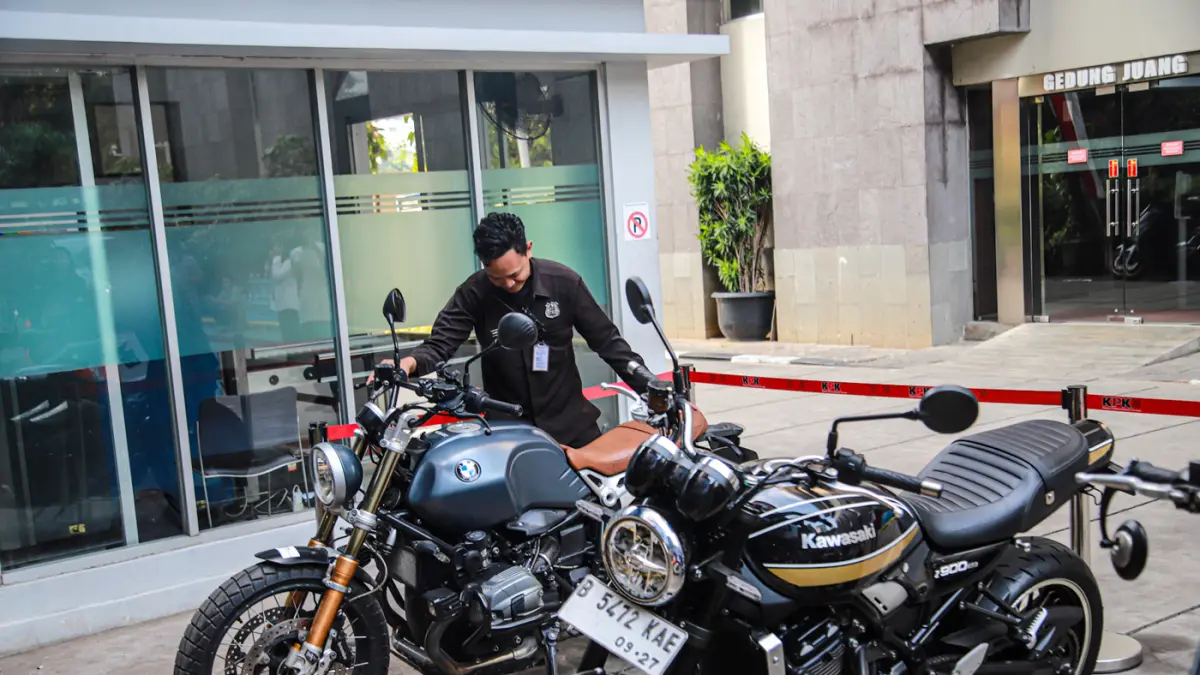Sejumlah jurnalis dan petugas melihat tiga buah motor sitaan KPK dari penindakan kasus suap pejabat Bea Cukai dengan PT. Blu-ray Cargo di Kantor KPK, Jakarta, Rabu (26/08/2026). (Hanung Hambara/Jawa Pos)