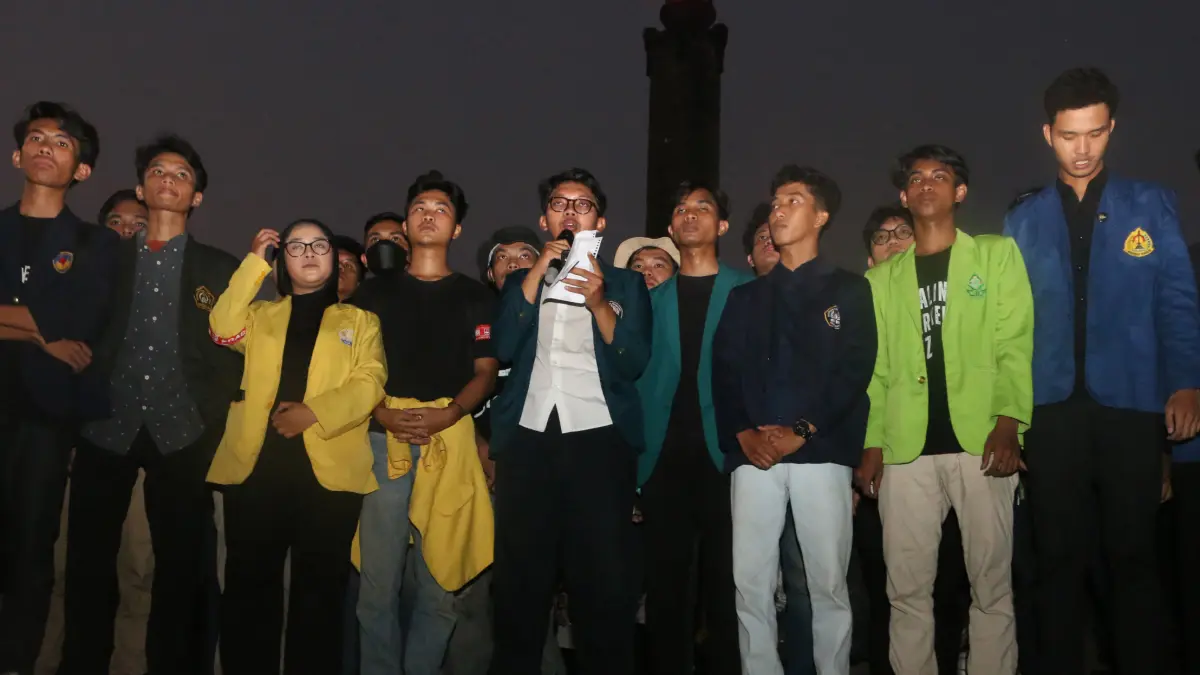 Sejumlah mahasiswa berorasi saat melakukan unjuk rasa di depan Monumen Tugu Muda, Semarang, Jawa Tengah, Rabu (26/8/2026).