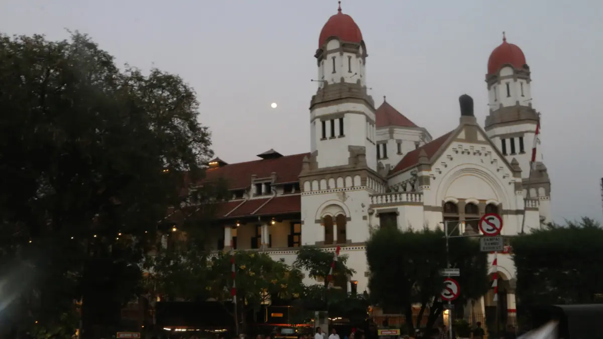 Sejumlah mahasiswa melakukan unjuk rasa di melintas di Lawang Sewu,Kota Semarang, Jawa Tengah, Rabu (26/8/2026)