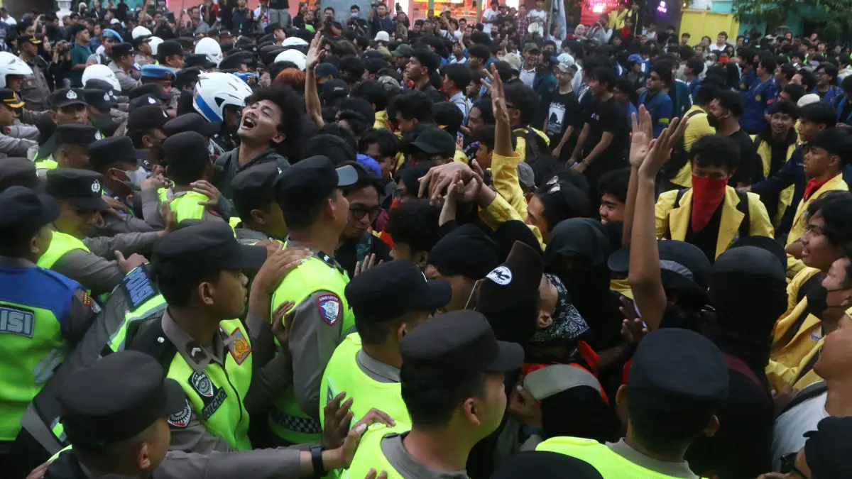 Sejumlah mahasiswa saling dorong dengan aparat kepolisian unjuk rasa di jalan Pemuda,Kota Semarang, Jawa Tengah, Rabu (26/8/2026)
