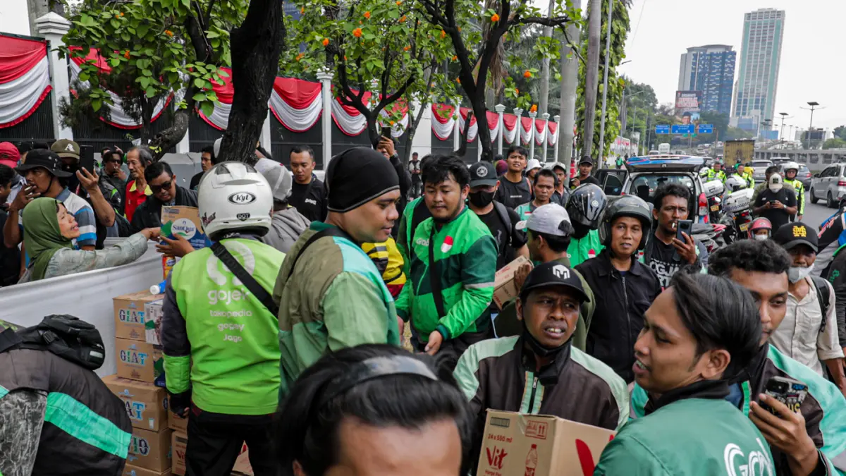 Sejumlah ojek online dari berbagai daerah membawa bantuan logistik makanan dan minuman di depan Kompleks Parlemen, Senayan, Jakarta, Rabu (26/8/2026). (Salman Toyibi/Jawa Pos)