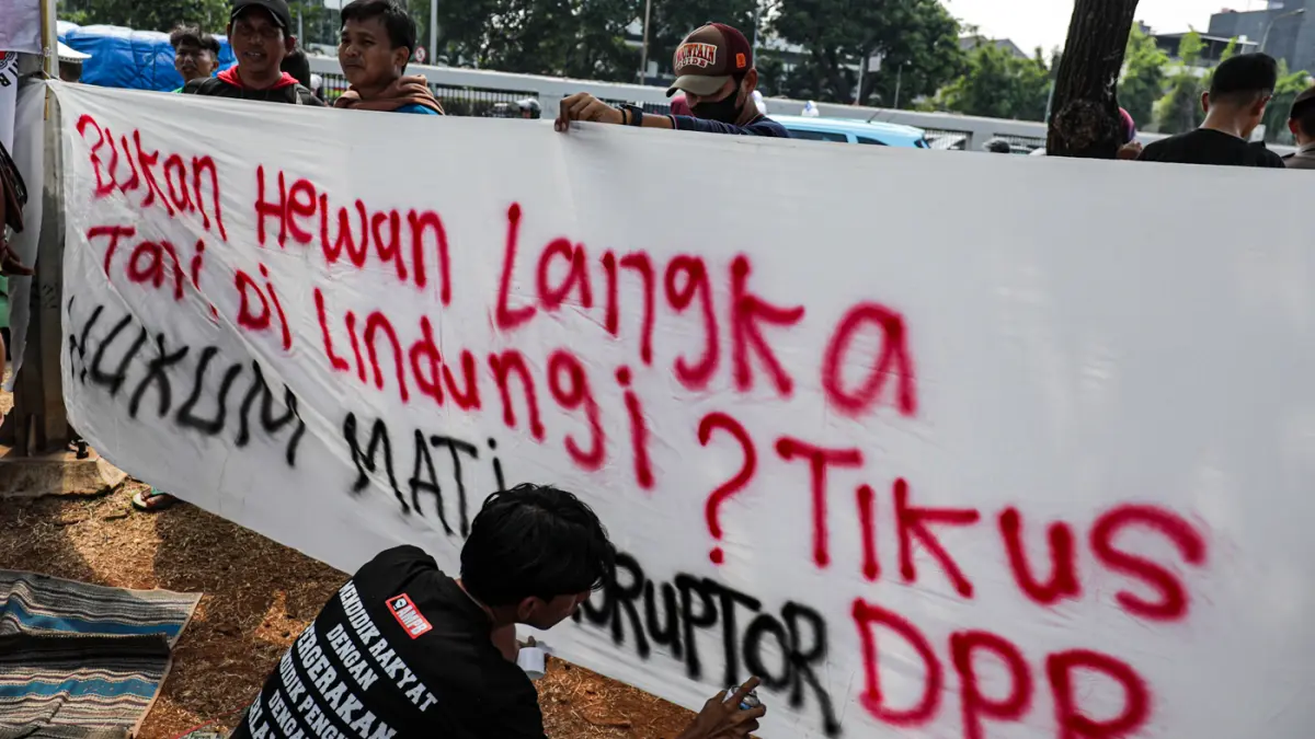 Sejumlah warga memasang spanduk di depan Kompleks Parlemen, Senayan, Jakarta, Rabu (26/8/2026). (Salman Toyibi/Jawa Pos)