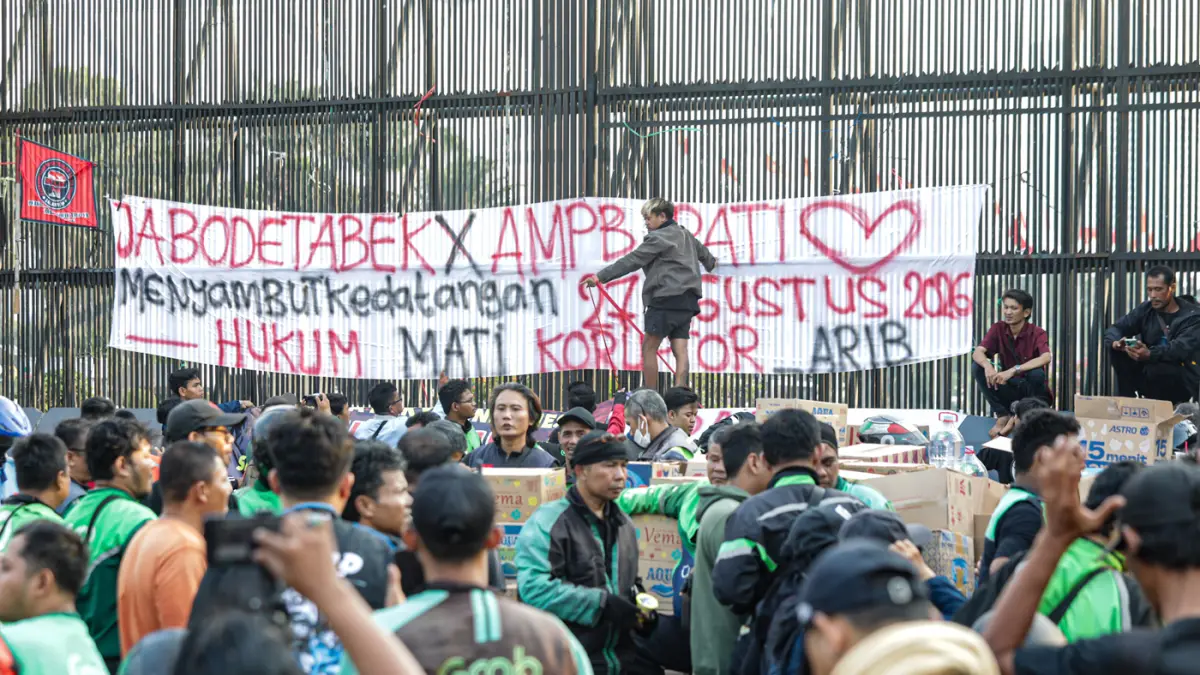 Sejumlah warga memasang spanduk di depan Kompleks Parlemen, Senayan, Jakarta, Rabu (26/8/2026). (Salman Toyibi/Jawa Pos)