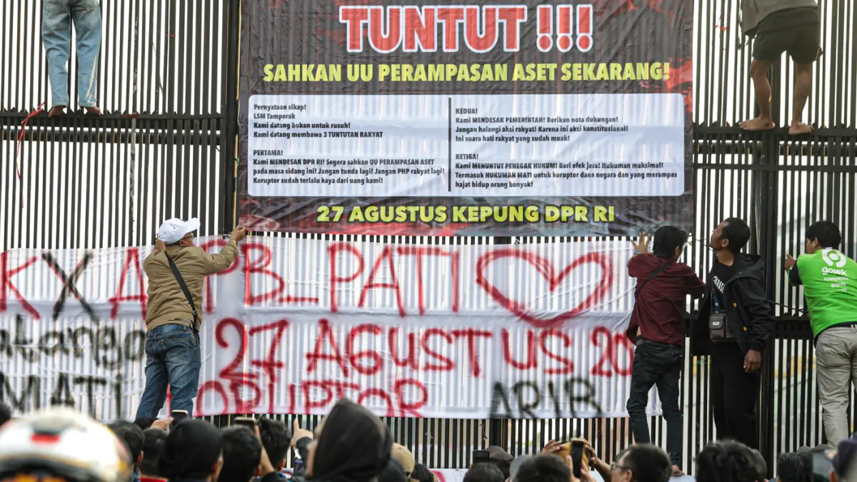 Sejumlah warga memasang spanduk di depan Kompleks Parlemen, Senayan, Jakarta, Rabu (26/8/2026). (Salman Toyibi/Jawa Pos)