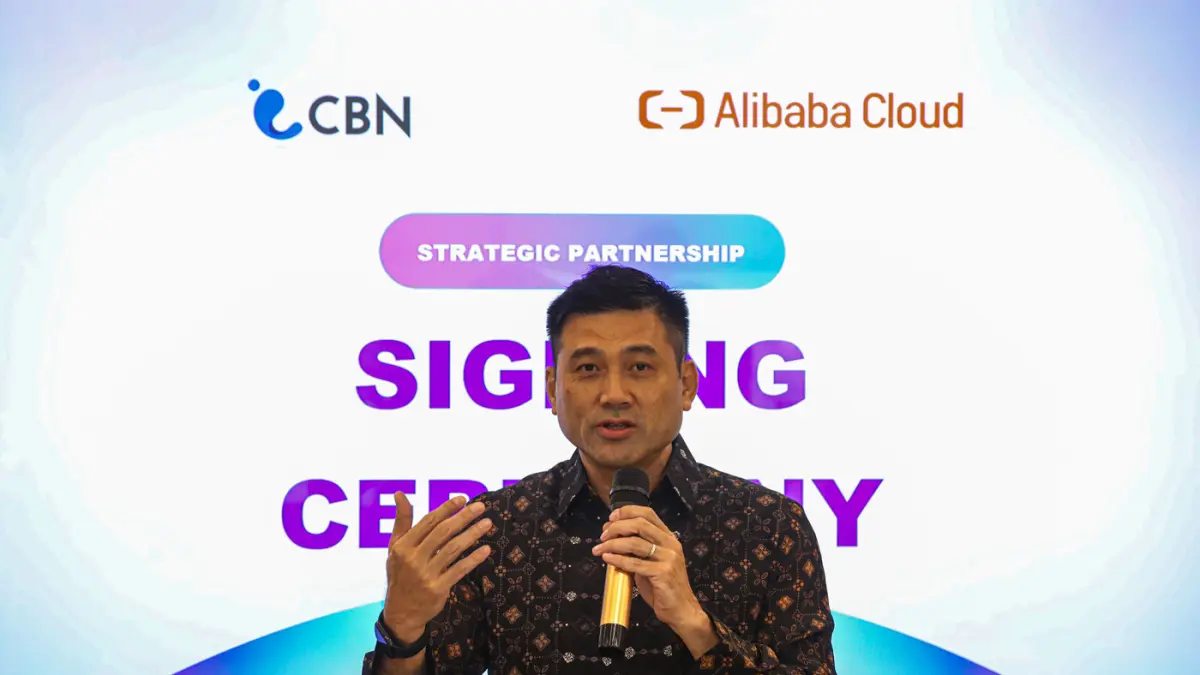 Vice President of International Business, General Manager for Southeast Asia Region, Alibaba Cloud Intelligence Group Andy Lee memberikan paparan saat acara penandatanganan kerja sama kedua perusahaan di Jakarta, Rabu (26/8/2026). (Salman Toyibi/Jawa Pos)
