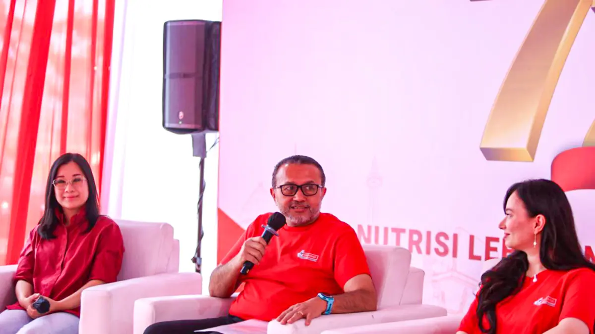 (Dari kiri) Dokter Spesialis Anak Ria Yoanita, General Secretary Director Danone Indonesia Agung Laksamana dan Public Figure sekaligus Bunda SGM Asmirandah menjadi pembicara dalam rangkaian perayaan 72 tahun Sarihusada di Raja Susu Flagship Store, Pantai
