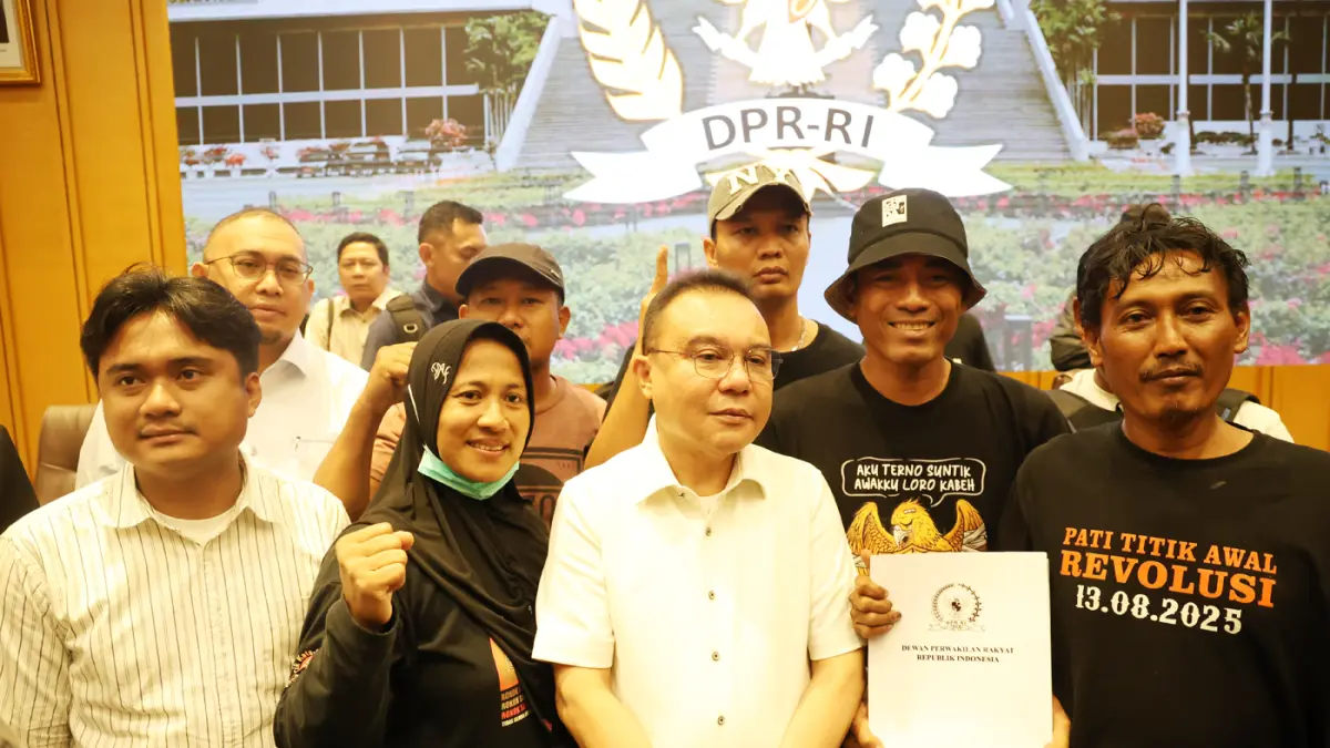 Wakil Ketua DPR Sufmi Dasco Ahmad bersama Saan Mustopa berjabat tangan dengan perwakilan Aliansi Masyarakat Pati Bersatu (AMPB) Teguh Istiyanto dan Supriyono alias Botok saat audiensi di Kompleks Parlemen, Senayan, Jakarta, Kamis (27/8/2026). (Dery Ridwan