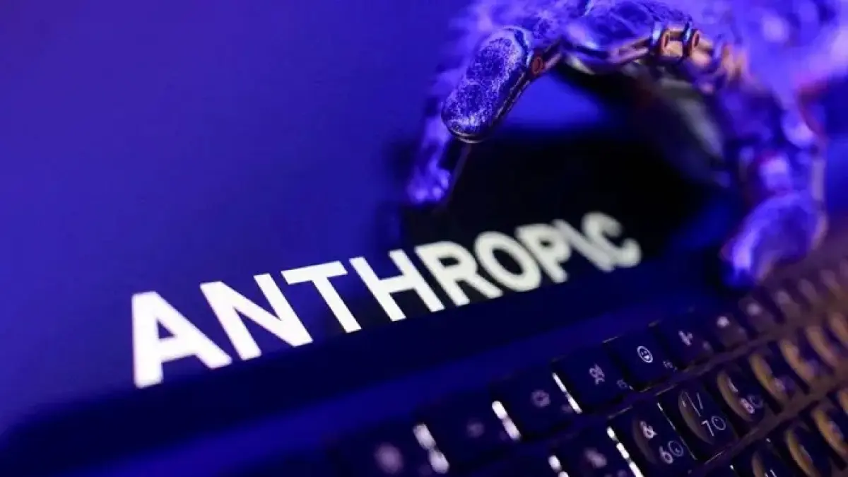 Ilustrasi logo Anthropic dan tangan robot yang menggambarkan pengembangan AI untuk mengoperasikan perangkat fisik / Foto: (The Star - Image
