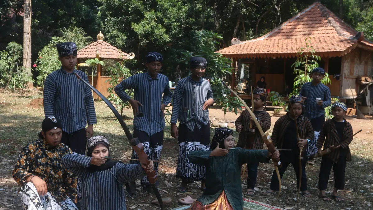 Latihan Jemparingan Gladen Alit kategori perempuan atau Srikandi di Omah Alas,Desa Wisata Kandri,Kota Semarang,Jawa Tengah,Selasa(27/8/2026)