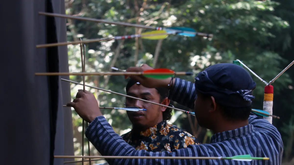 Melatih fokus pada sasaran di Omah Alas Desa Wisata Kandri,Kota Semarang,Jawa Tengah,Selasa(25/8/2026)
