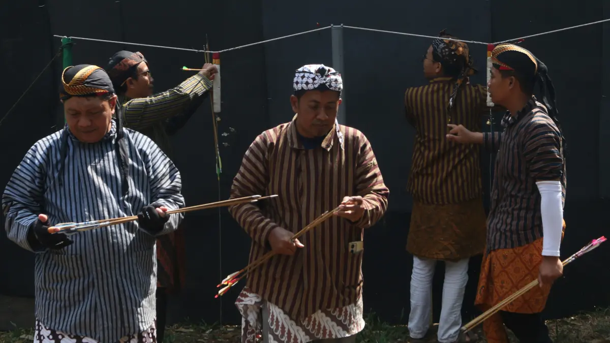 Mengambil busur setelah di lepaskan,Omah Alas Desa Wisata Kandri,Kota Semarang,Jawa Tengah,Selasa(25/8/2026)