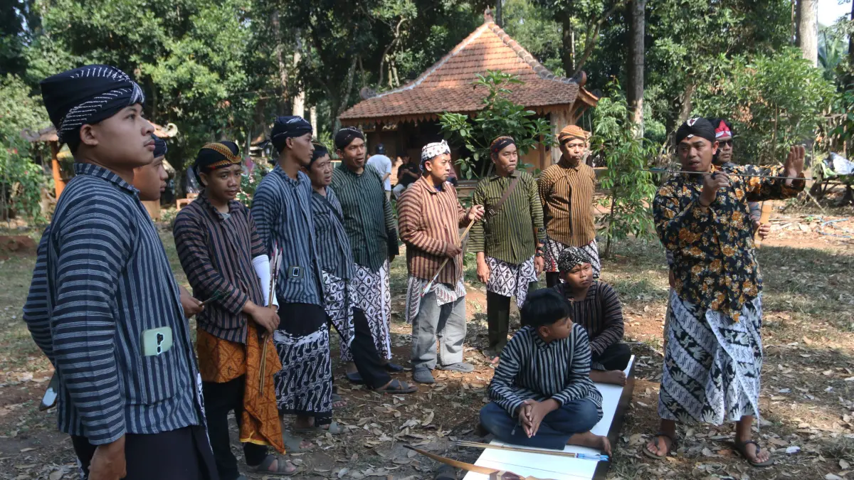 Mengenalkan olahraga tradisional kepada generasi muda di Omah Alas Desa Wisata Kandri,Kota Semarang,Jawa Tengah,Selasa(25/8/2026)