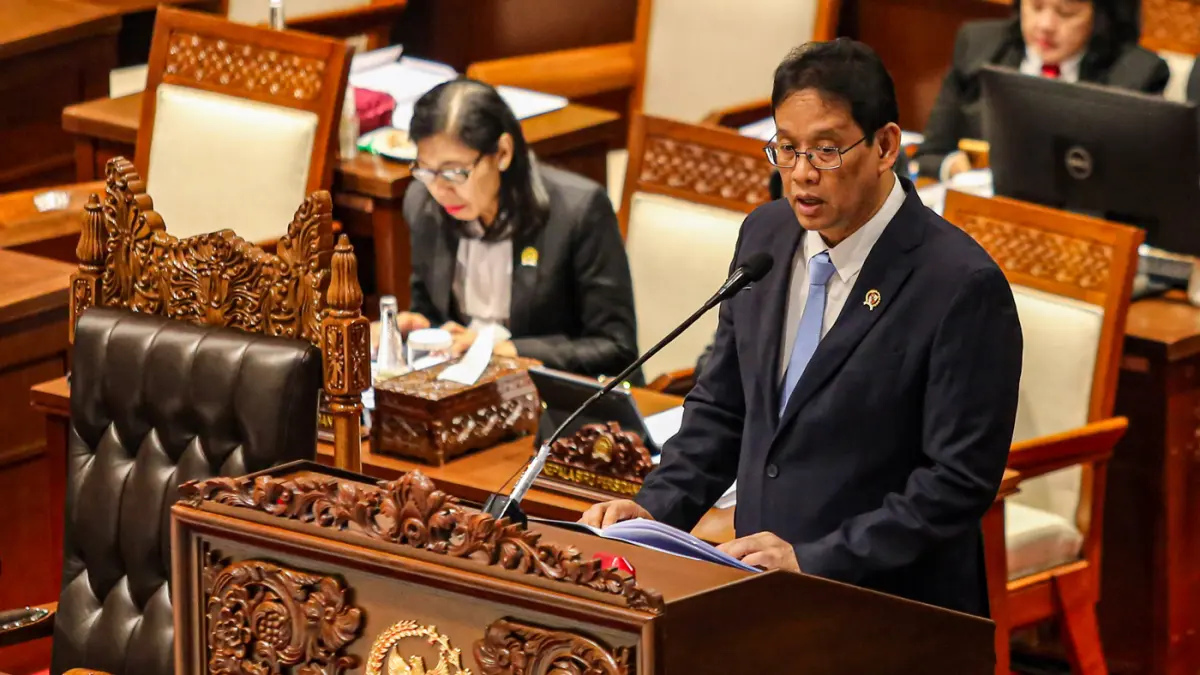 Menteri Keuangan Purbaya Yudhi Sadewa bersiap menyampaikan tanggapan pemerintah pada Rapat Paripurna ke-3 Masa Persidangan I Tahun Sidang 2026-2027 di Kompleks Parlemen, Senayan, Jakarta, Kamis (27/8/2026). (Salman Toyibi/Jawa Pos)