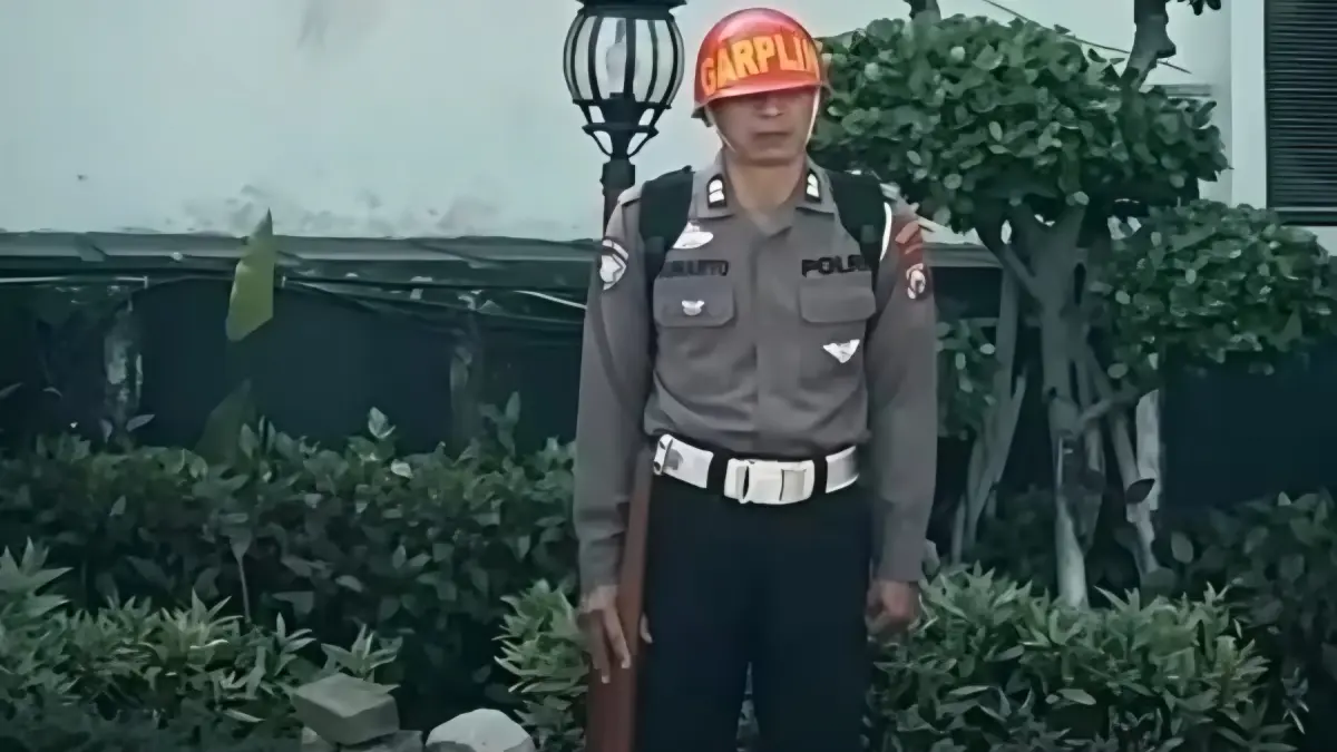 Tampang Oknum Satlantas yang Pungli ke Warga di Satpas Colombo Surabaya - Image