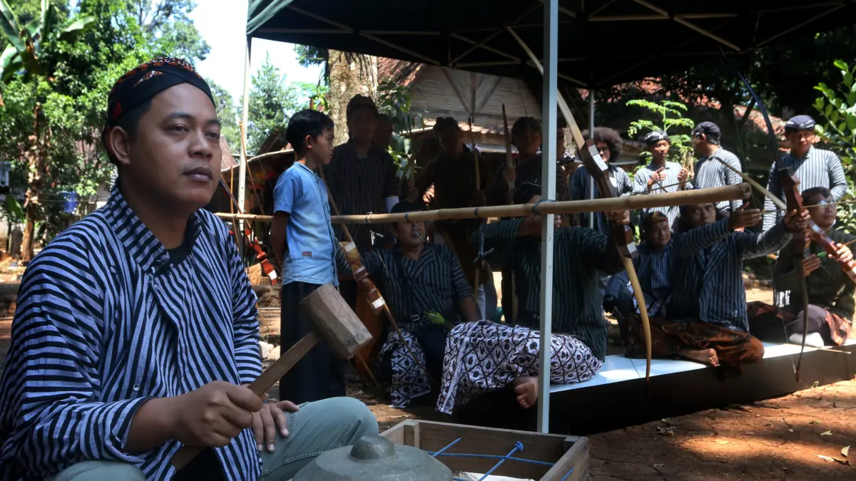 Pemukulan alat musik tradisional sebagai penanda busur di lepaskan,Omah Alas Desa Wisata Kandri,Kota Semarang,Jawa Tengah,Selasa(25/8/2026)