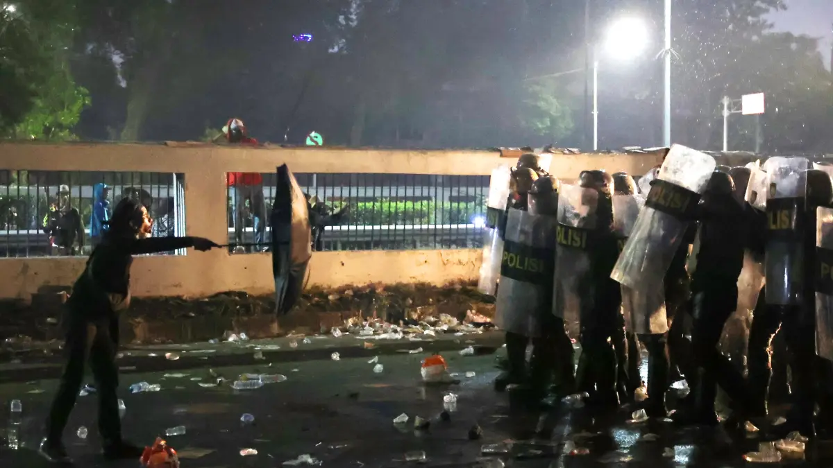 Pengunjuk rasa terlihat bentrok dengan aparat kepolisian di depan Gedung DPR RI, Jakarta, Kamis (27/8/2026). (Dery Ridwansah/ JawaPos.com)