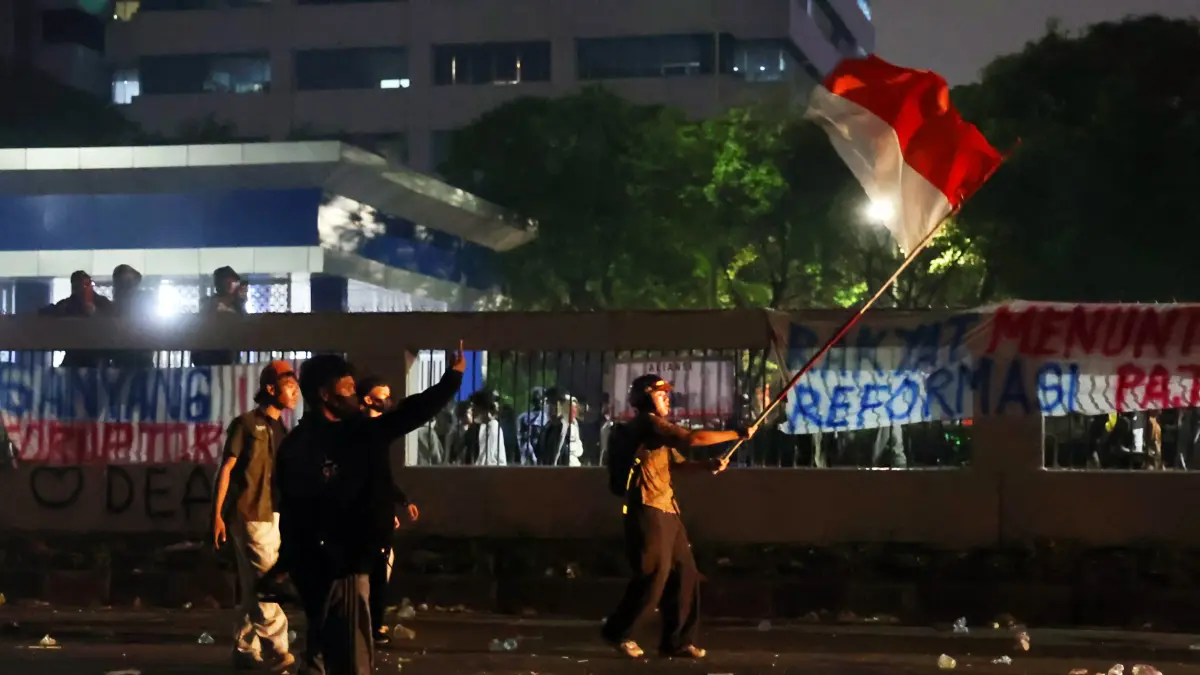 Pengunjuk rasa terlihat bentrok dengan aparat kepolisian di depan Gedung DPR RI, Jakarta, Kamis (27/8/2026). (Dery Ridwansah/ JawaPos.com)