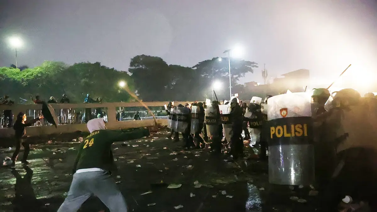 Pengunjuk rasa terlihat bentrok dengan aparat kepolisian di depan Gedung DPR RI, Jakarta, Kamis (27/8/2026). (Dery Ridwansah/ JawaPos.com)
