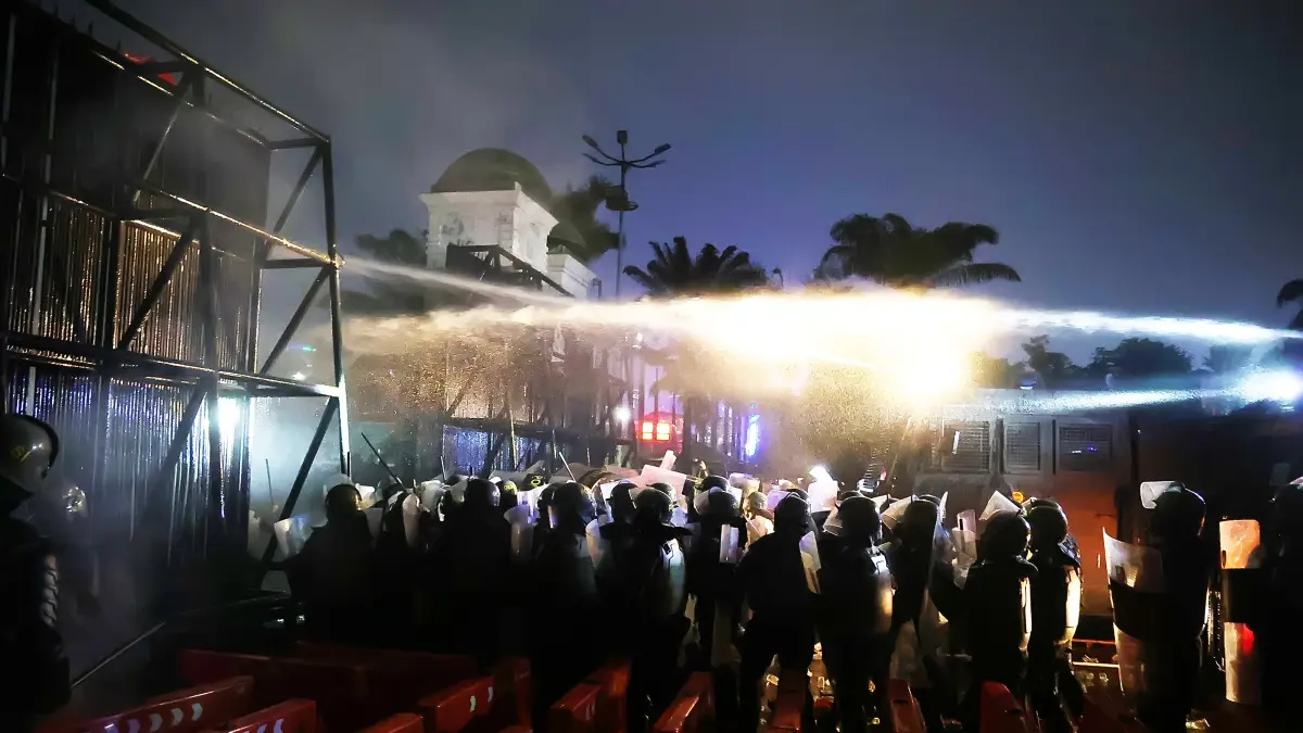 Pengunjuk rasa terlihat bentrok dengan aparat kepolisian di depan Gedung DPR RI, Jakarta, Kamis (27/8/2026). (Dery Ridwansah/ JawaPos.com)