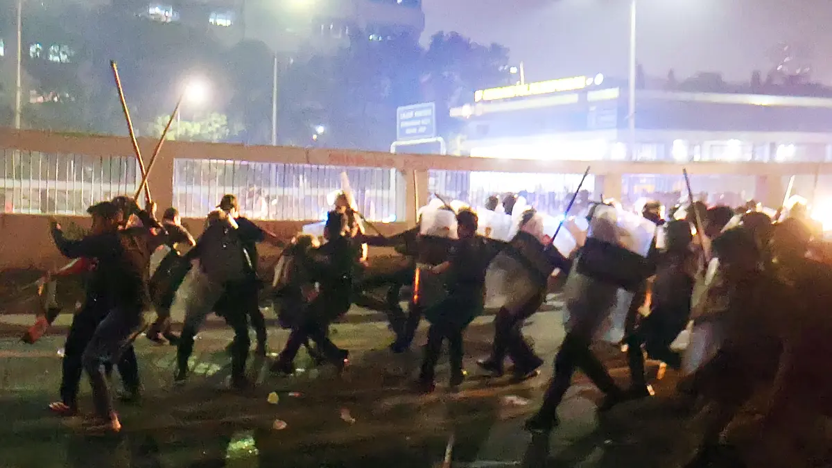 Pengunjuk rasa terlihat bentrok dengan aparat kepolisian di depan Gedung DPR RI, Jakarta, Kamis (27/8/2026). (Dery Ridwansah/ JawaPos.com)