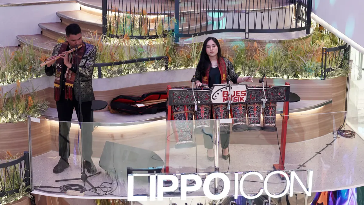 Pertunjukan musik tradisional di sela-sela peresmian Teras Nusantara Amphiteater di Lippo Icon Cibubur, Jakarta Timur, Kamis (27/8/2026).
