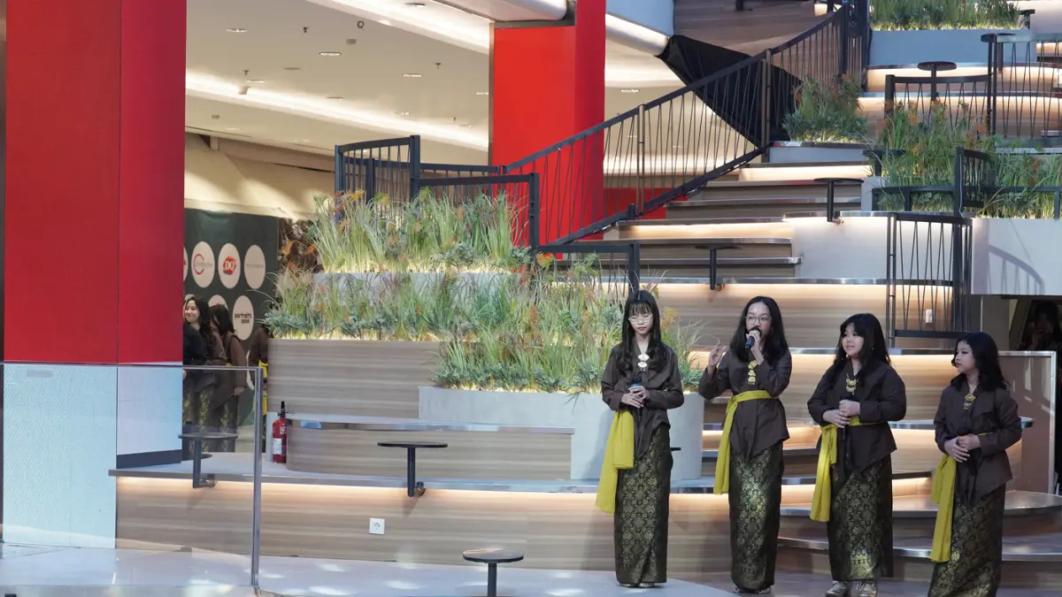 Pertunjukan musik tradisional di sela-sela peresmian Teras Nusantara Amphiteater di Lippo Icon Cibubur, Jakarta Timur, Kamis (27/8/2026).