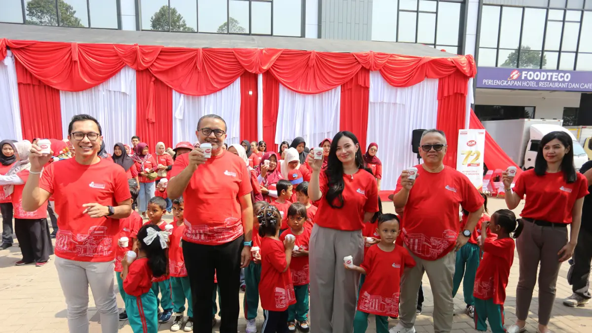 (Dari kiri) Sales Director Danone Specialized Nutrition Indonesia Rizki Imam Ardhi, General Secretary Director Danone Indonesia Agung Laksamana, Public Figure sekaligus Bunda SGM Asmirandah, dan Communications Director Danone Indonesia Arif Muhajidin hadi