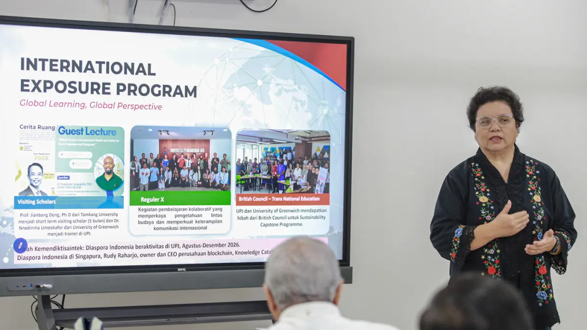 Rektor Universitas Pembangunan Jaya (UPJ) Prof. Elisabeth Rukmini, mempresentasikan profil dan program di Universitas Pembangunan Jaya (UPJ), Tangerang Selatan, Kamis (27/08/2026). (Hanung Hambara/Jawa Pos)