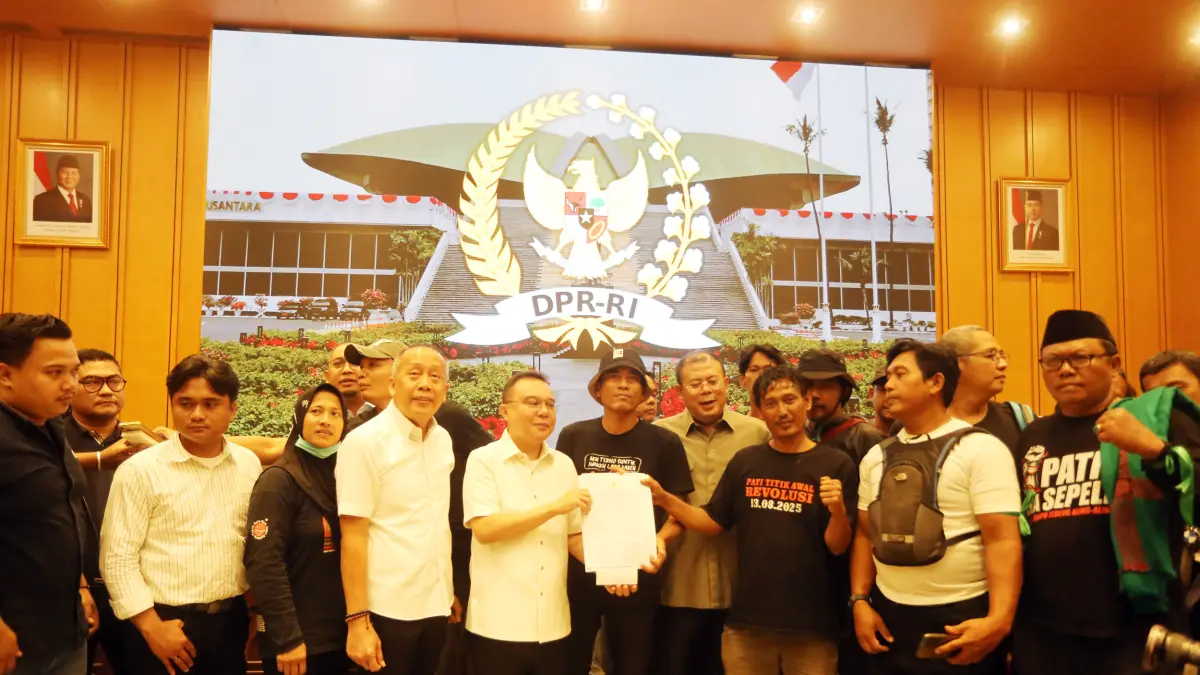 Wakil Ketua DPR Sufmi Dasco Ahmad bersama Saan Mustopa berjabat tangan dengan perwakilan Aliansi Masyarakat Pati Bersatu (AMPB) Teguh Istiyanto dan Supriyono alias Botok saat audiensi di Kompleks Parlemen, Senayan, Jakarta, Kamis (27/8/2026). (Dery Ridwan