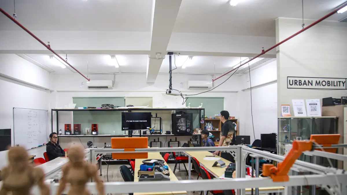 Sejumlah jurnalis mengunjungi laboratorium Program Pendidikan Profesi Arsitek (PPAr) di Universitas Pembangunan Jaya (UPJ), Tangerang Selatan, Kamis (27/08/2026). (Hanung Hambara/Jawa Pos)