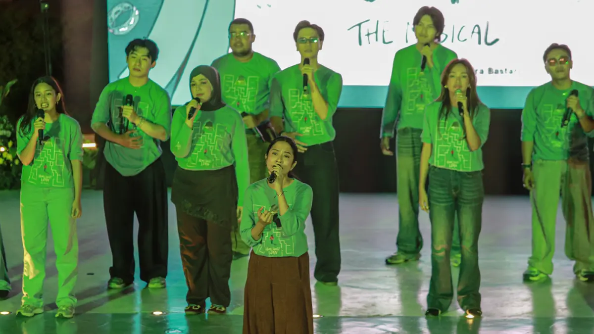 \Sejumlah pemain Home Sweet Loan The Musical menampilkan Mini Pop Up Show di Taman Literasi Martha Tiahahu, Jakarta, Rabu (26/08/2026) malam. (Hanung Hambara/Jawa Pos)