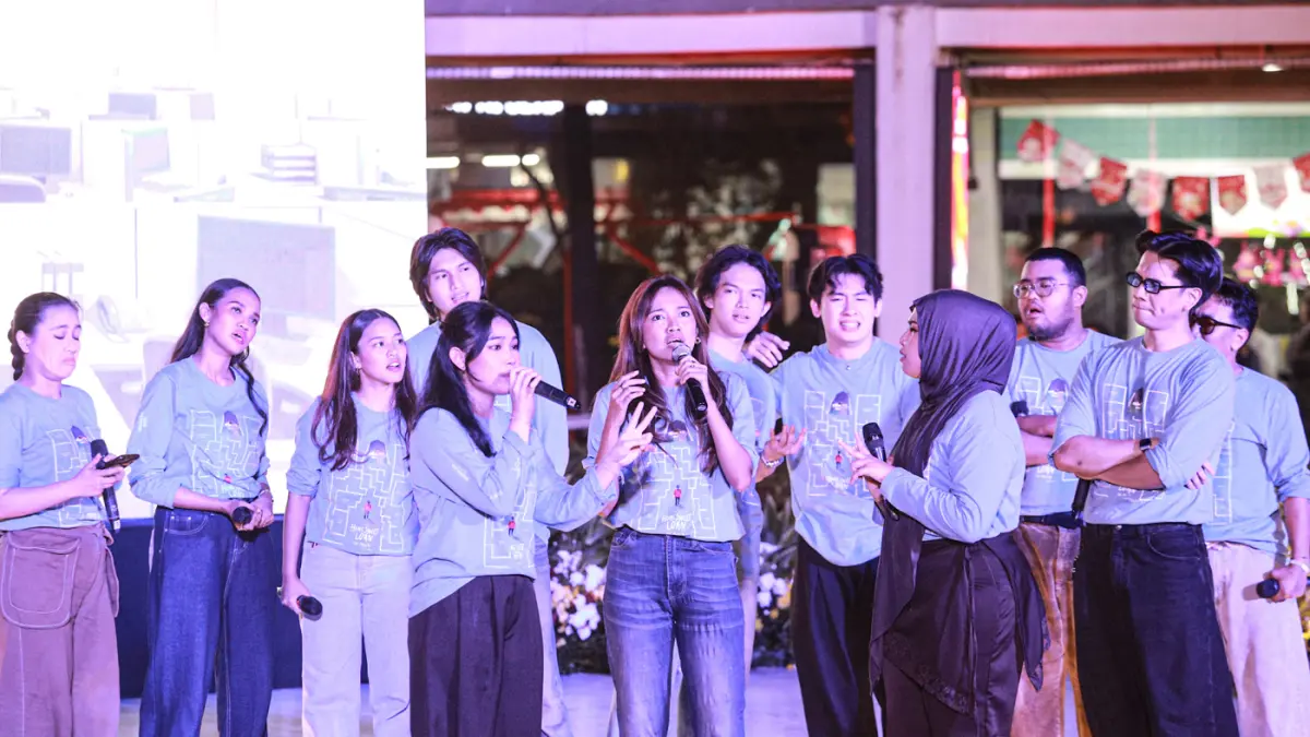 Sejumlah pemain Home Sweet Loan The Musical menampilkan Mini Pop Up Show di Taman Literasi Martha Tiahahu, Jakarta, Rabu (26/08/2026) malam. (Hanung Hambara/Jawa Pos)