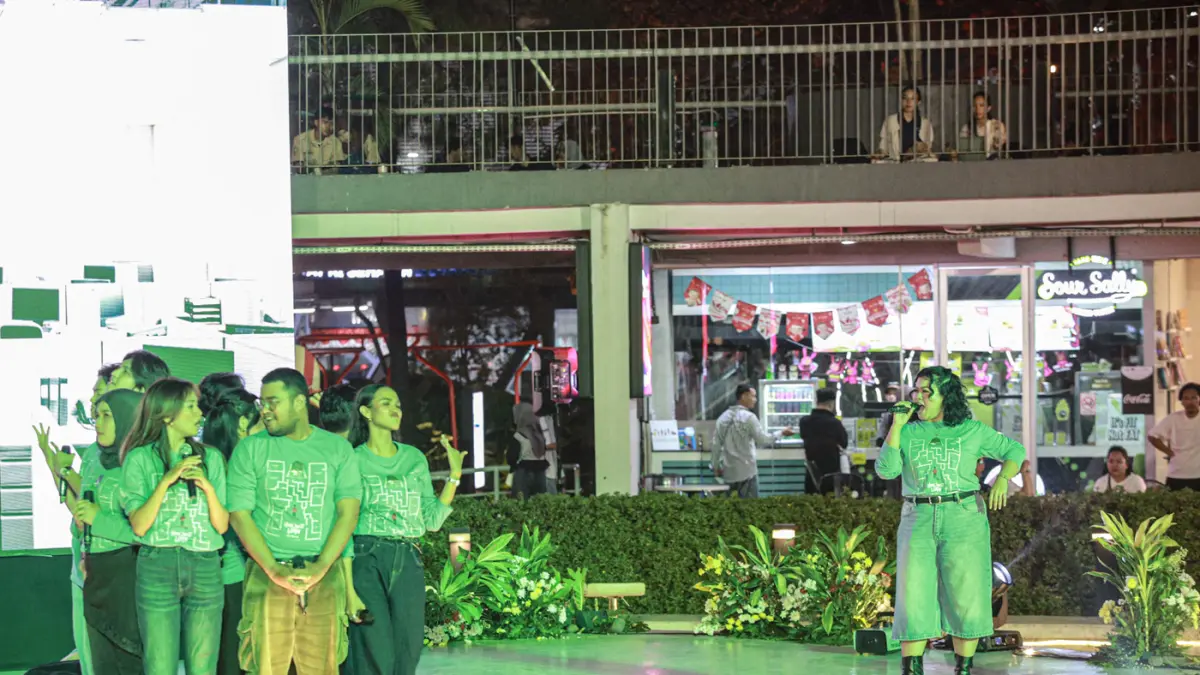 Sejumlah pemain Home Sweet Loan The Musical menampilkan Mini Pop Up Show di Taman Literasi Martha Tiahahu, Jakarta, Rabu (26/08/2026) malam. (Hanung Hambara/Jawa Pos)