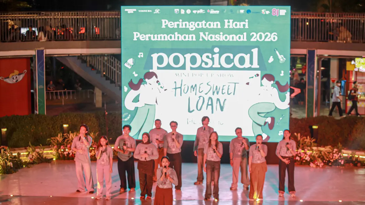Sejumlah pemain Home Sweet Loan The Musical menampilkan Mini Pop Up Show di Taman Literasi Martha Tiahahu, Jakarta, Rabu (26/08/2026) malam. (Hanung Hambara/Jawa Pos)