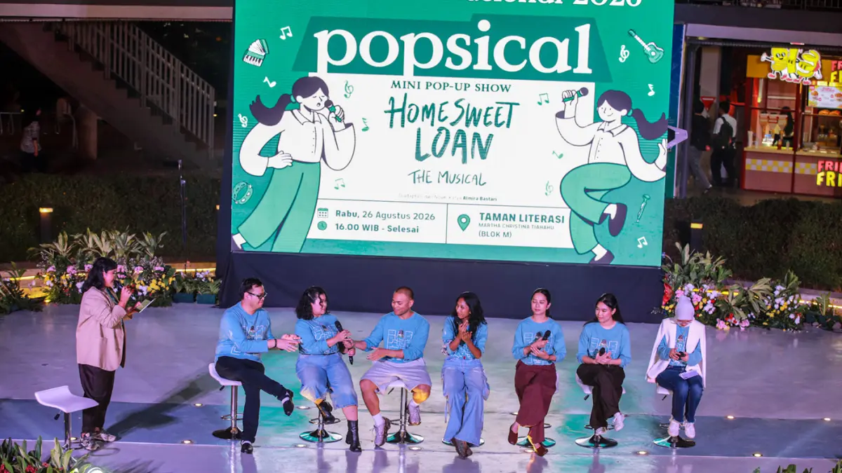 Sejumlah pemain Home Sweet Loan The Musical menampilkan Mini Pop Up Show di Taman Literasi Martha Tiahahu, Jakarta, Rabu (26/08/2026) malam. (Hanung Hambara/Jawa Pos)