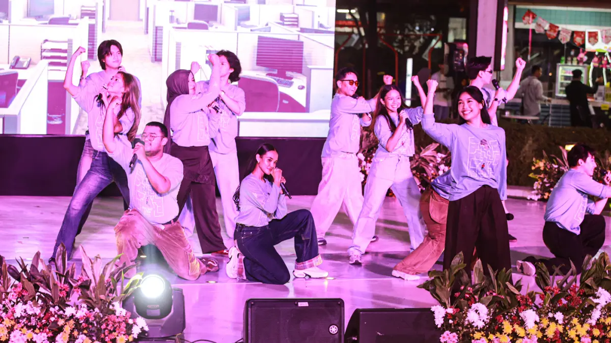 Sejumlah pemain Home Sweet Loan The Musical menampilkan Mini Pop Up Show di Taman Literasi Martha Tiahahu, Jakarta, Rabu (26/08/2026) malam. (Hanung Hambara/Jawa Pos)